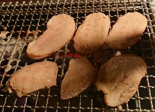 焼き鳥の睾丸。 とても美味しそうで、特別に見える。写真素材1739223527 |