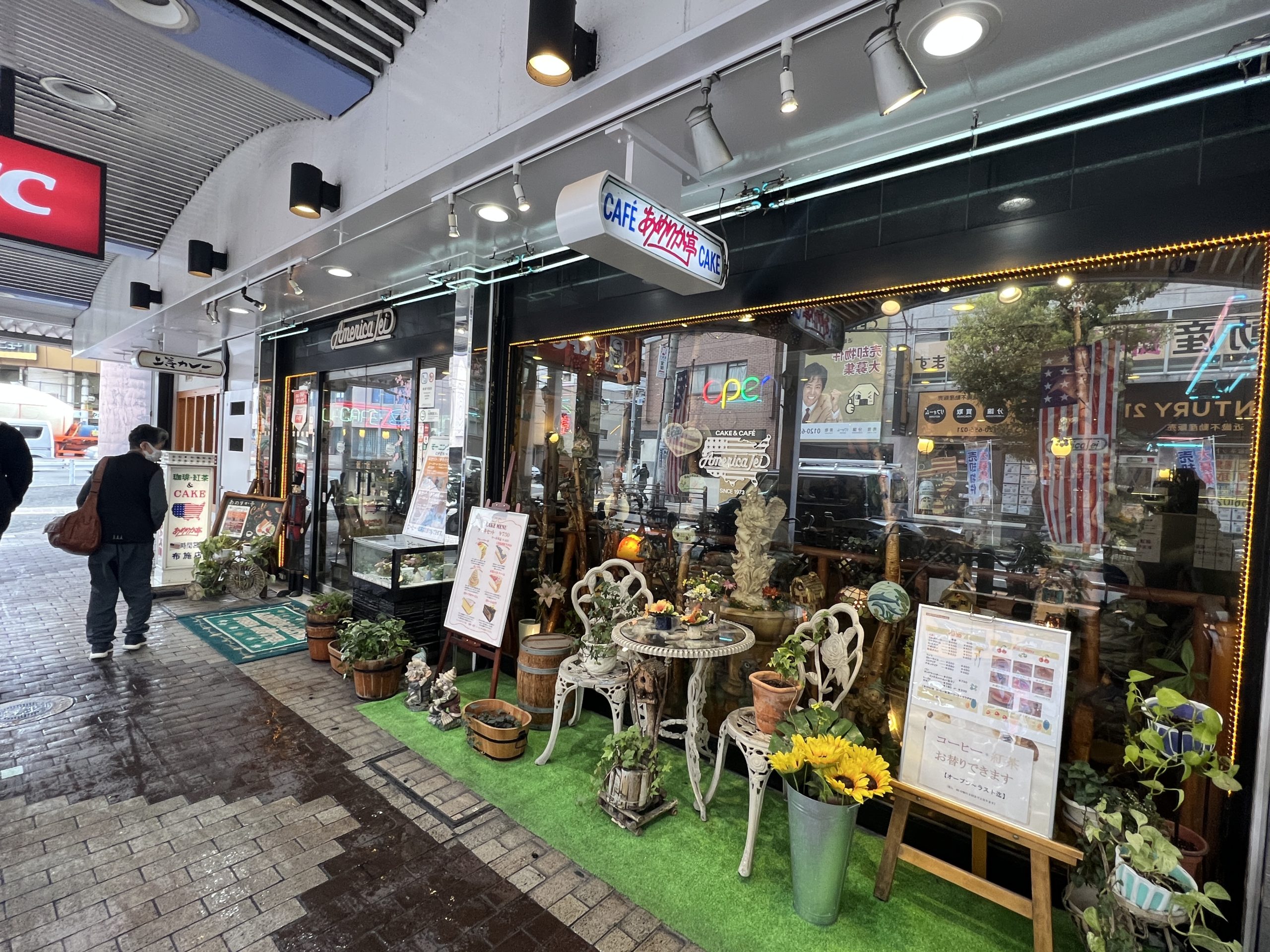 東大阪「布施新地」⑤ ストリップ劇場「晃生ショー劇場」周辺の路地 赤線の跡地を歩いてると、まるで谷底にいるかのような路地に出会うことがある。  この秋桜の看板がある小さな路地がまさに谷底のような薄暗い路地だった。