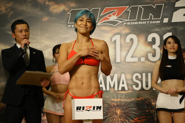 RIZIN】山本美憂が情熱の赤い水着で計量パス「バッチバチの攻めで後悔のない試合をする」 - ゴング格闘技