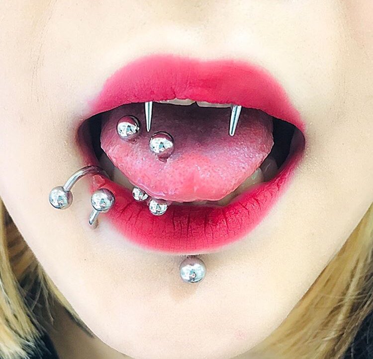 舌ピアス3連 Triple Tongue Piercing