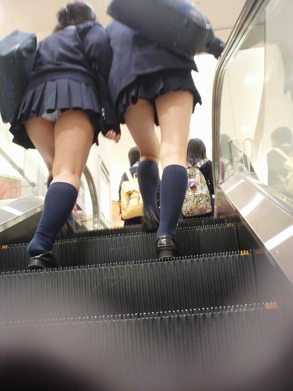 パンチラ盗撮】エスカレーターで素人娘を狙った逆さ撮りパンチラ画像52枚 | エロログZ