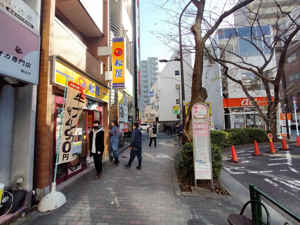 駒込（ホテル「ひかり」）線路沿いの全室鏡貼りのホテル。 – 古今東西舎