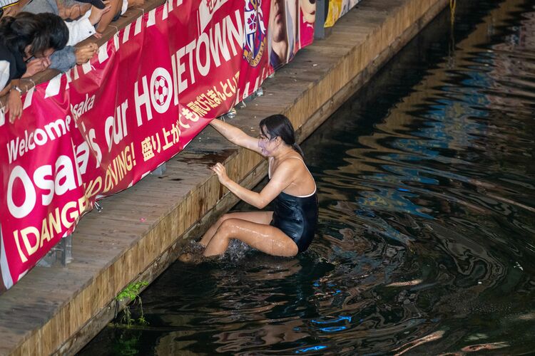 大阪・道頓堀周辺は騒然 スクール水着姿の人もダイブ 日本一の美酒に酔いしれるファン集結 -