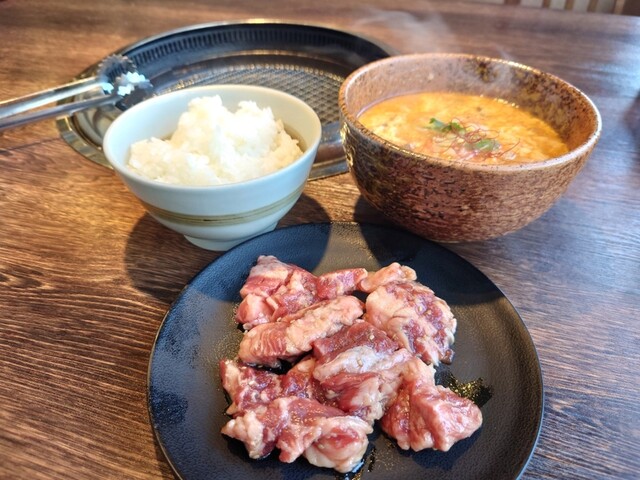 東京都江戸川区船堀３丁目にある焼肉店「かるび家 船堀駅前店」です。最寄駅は都営新宿線の船堀駅になります。充実ランチをいただきました。 -