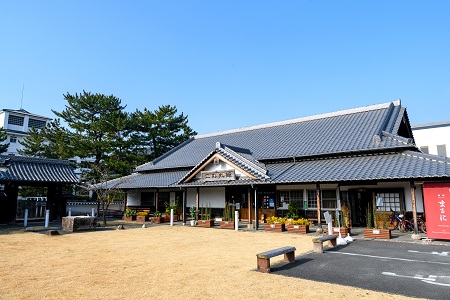 当館からお車で5分ほどの場所にあるロッジのようなお店 今回は日出町の雑貨屋であり書店の「生活雑貨（有）文彰堂・木里夢」さんをご紹介します✿  外観からもわかる通り店内もオシャレで多種多様な雑貨を販売しております