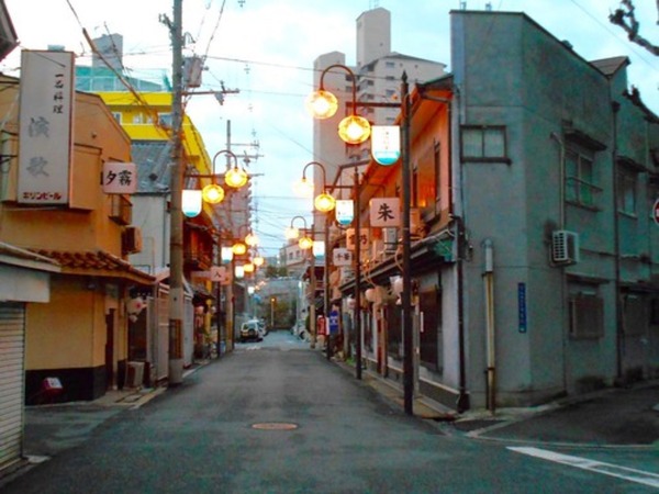 紅子の色街探訪記 | 大阪「信太山新地」現役の色街 まだお昼前後の早い時間。