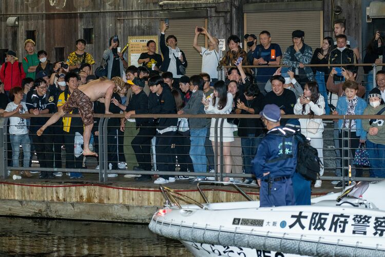 道頓堀川 飛び込み相次ぐ スク水、カーネルおじさんコスプレもドボン「飛び込んでも見つかりません」ＤＪポリス説得通じず/芸能/デイリースポーツ 