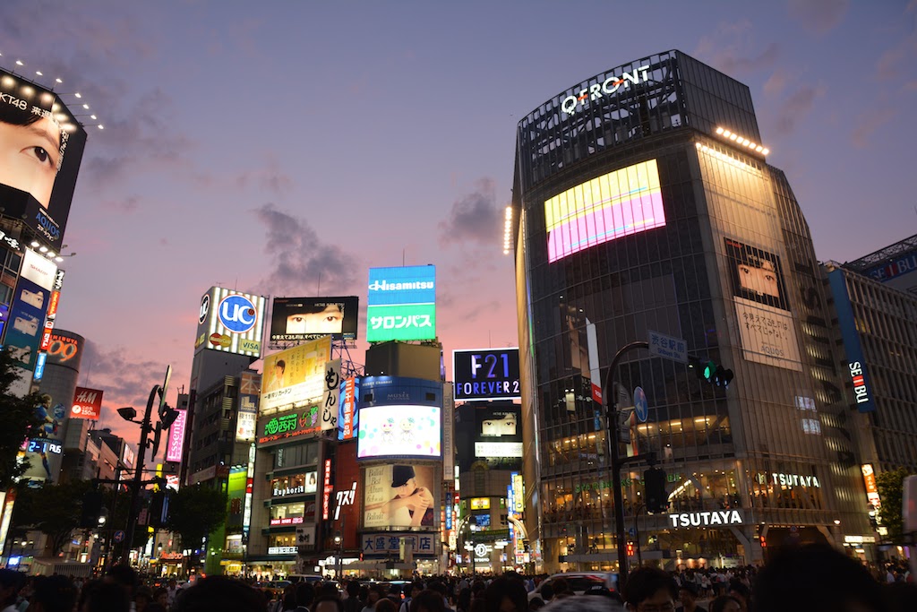 渋谷センター街夜景と看板[10131010972]の写真・イラスト素材｜アマナイメージズ