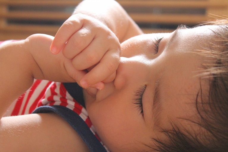 子どもの指しゃぶりは無理にやめさせないで！指しゃぶりの意味を知ろう｜なお整骨院-福岡みやま