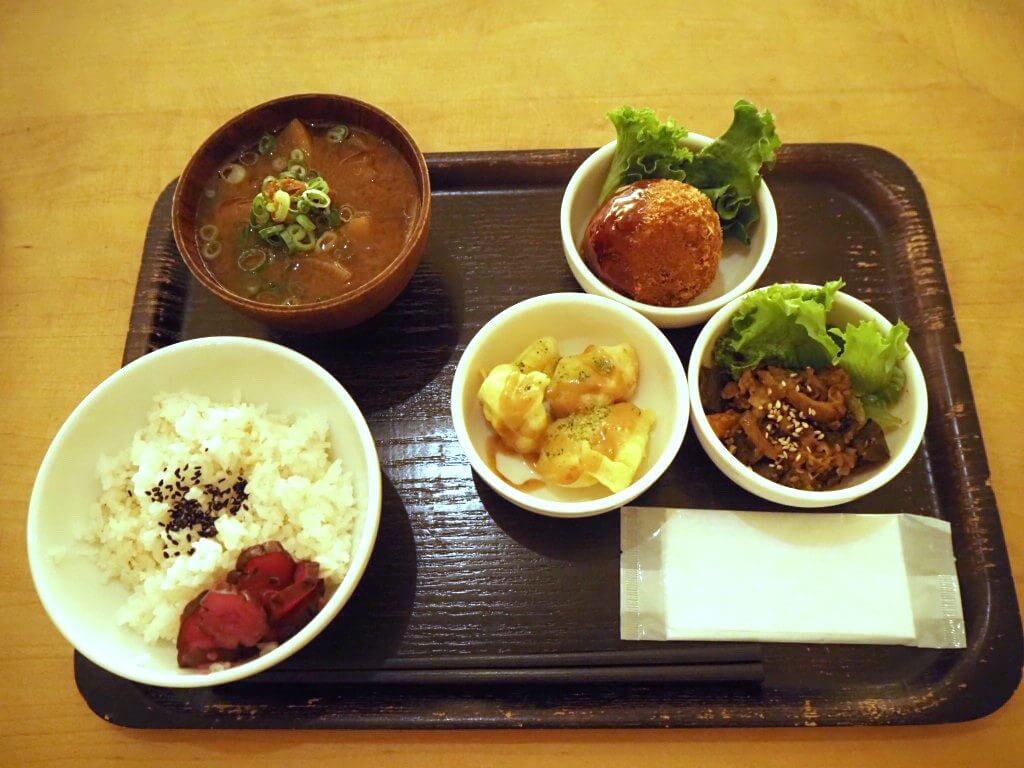 ミートファクトリーフォーコ 焼肉屋さんのデリとスープカレーの新店でランチしました 広島市西区田方