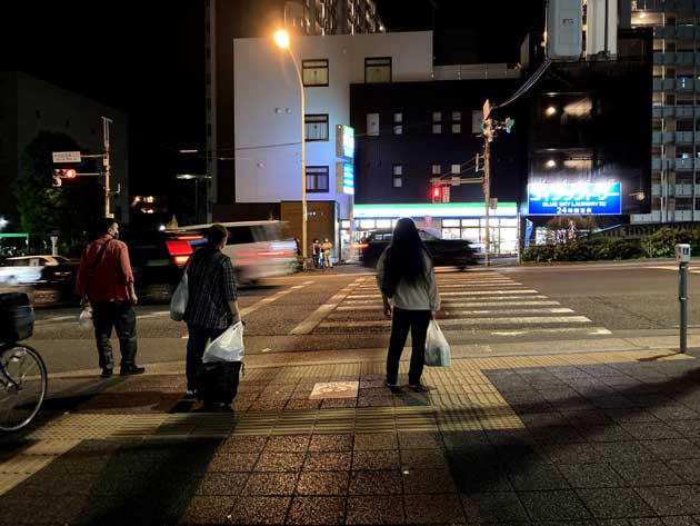 新宿・歌舞伎町で20代の「立ちんぼ女子」が“増殖中” 中年男性との「交渉バトル」を実況中継（写真1） | デイリー新潮