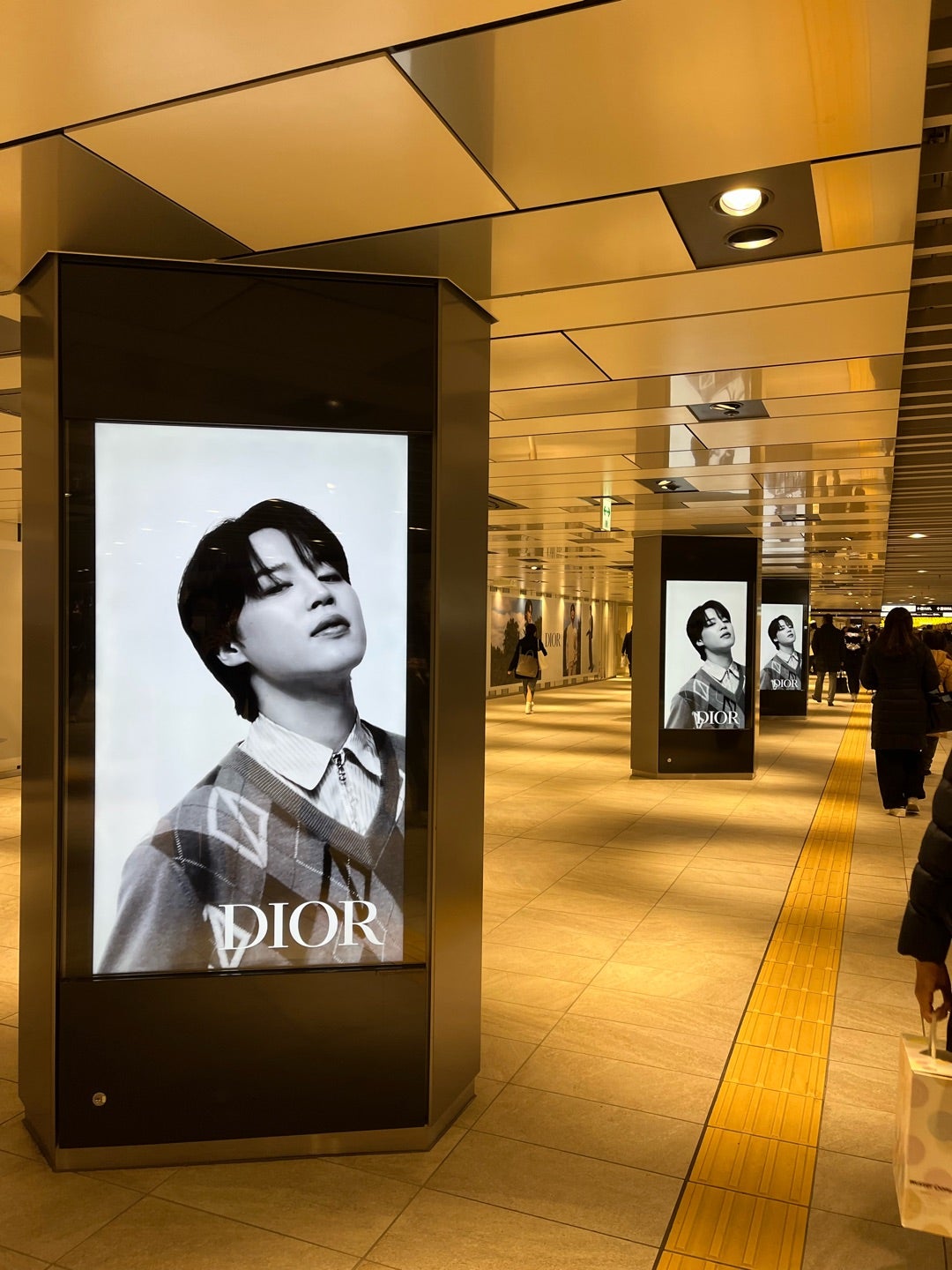 DIOR】新たなレザーグッズ ブティックが大阪・阪急うめだ本店にオープン |