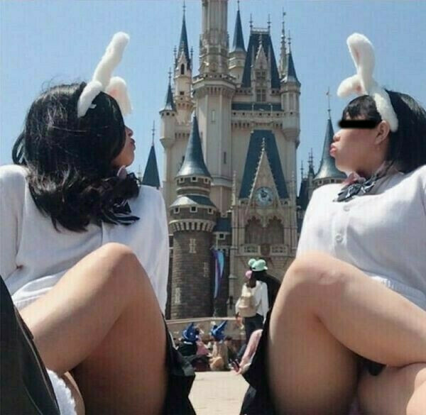 ディズニー パンチラ画像！JKパンツでテーマパークが楽園！ | エロ画像エロ寺