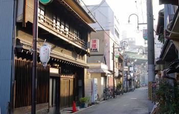 西成のあいりん地区飛田新地を歩いてみたらカオスだった🇯🇵大阪 - YouTube