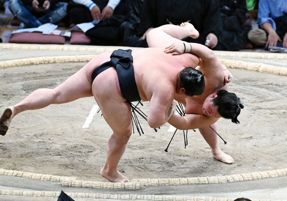 明生が元大関との「ご当所対決」で踏みとどまる 1勝7敗から2連勝 正代戦は6連勝【大相撲九州場所】：「おっ！」でつながる地元密着のスポーツ応援メディア  西スポWEB