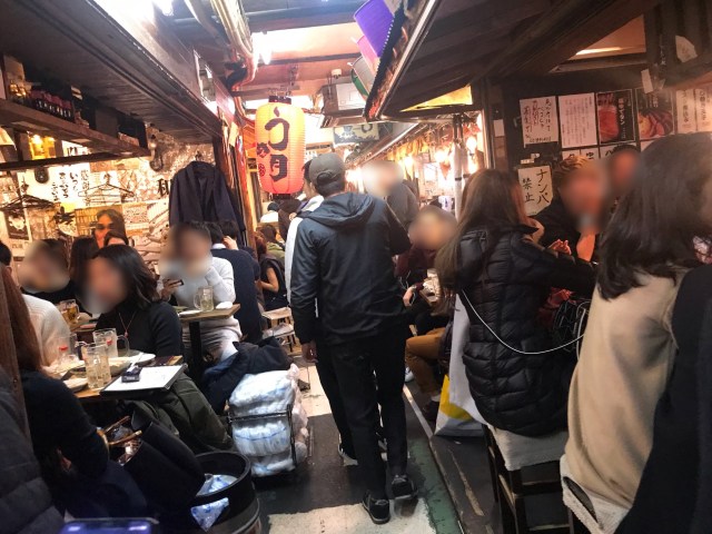 男性と出会えると噂の「恵比寿横丁」に女2人で初潜入してきた → LINE交換に成功するが… | ロケットニュース24