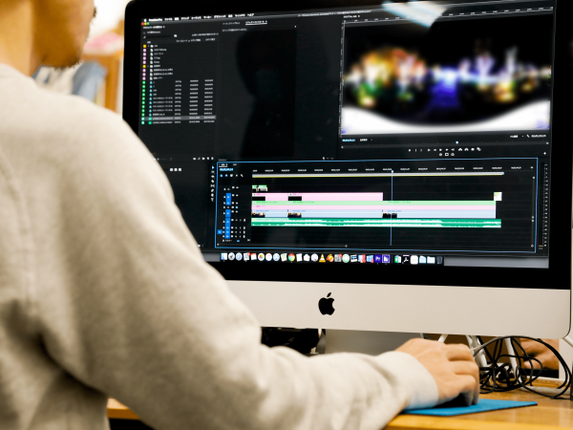 完全土日祝休み！動画編集の実務経験者募集！｜ダイレクト出版株式会社｜大阪府大阪市中央区の求人情報 - エンゲージ