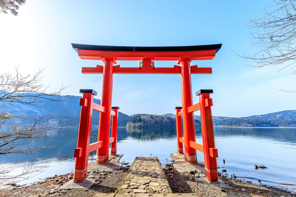 都内から観光がてら日帰りで行ける！縁結びにご利益がある神奈川の神社3選｜るるぶ&more.