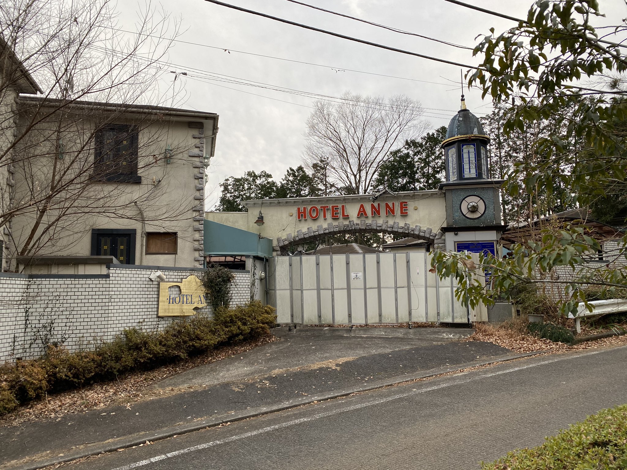 多摩湖南岸の廃ラブホ群】東大和／武蔵村山のラブホテル廃墟通りを歩く | 多摩さんぽ