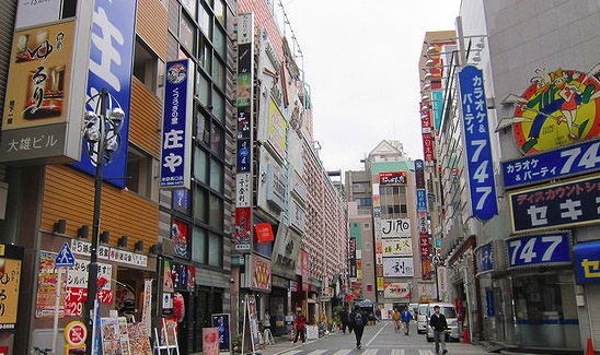 巣鴨（駅北口の繁華街）飲食街の中に風俗店が散在。 – 古今東西舎