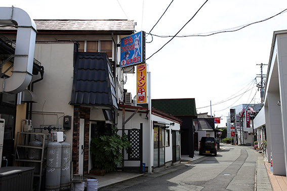 日曜の歓楽街ってのは閑古鳥が鳴いてるぜ！～天童温泉の外国人スナックを探して～１: ヒマもの