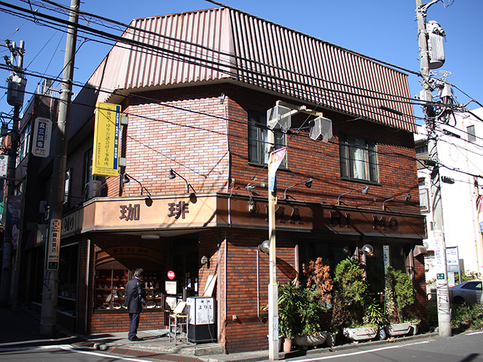 川崎・新丸子の純喫茶まりも】重厚なソファ席と住宅地の鯉と肉厚モーニングセット | 昭和レトロ放浪記