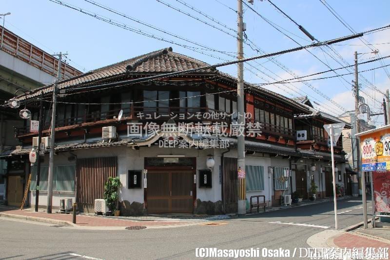 現在は料亭で、大正時代に建てられた遊郭 大阪 飛田新地、鯛よし百番。 お借りしたキセルで🏮