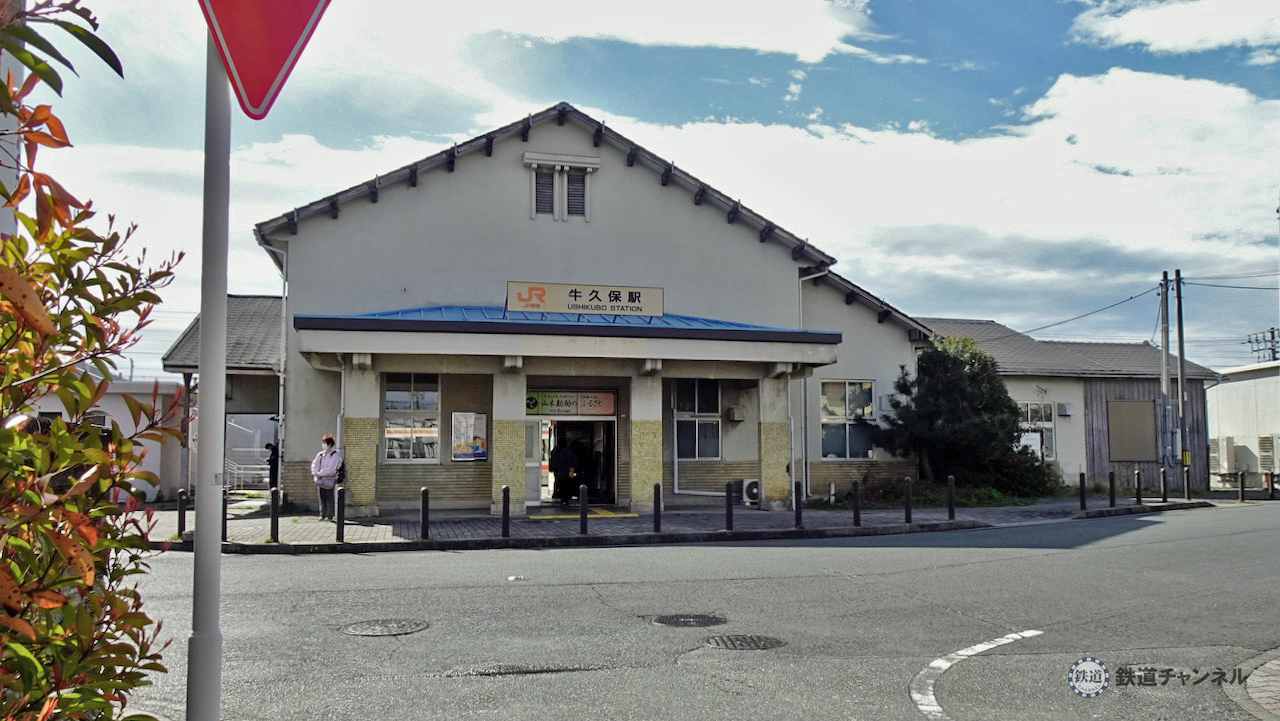 6日目その7】軍需工場の最寄り駅だった飯田線「牛久保駅」で下車！重厚な戦時建築の駅舎は間もなく解体…☆房総＆東海道木造駅舎詣の旅 - 