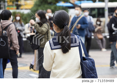 渋谷センター街を歩く制服の高校生カップルの後ろ姿の写真素材 [71840024] - PIXTA