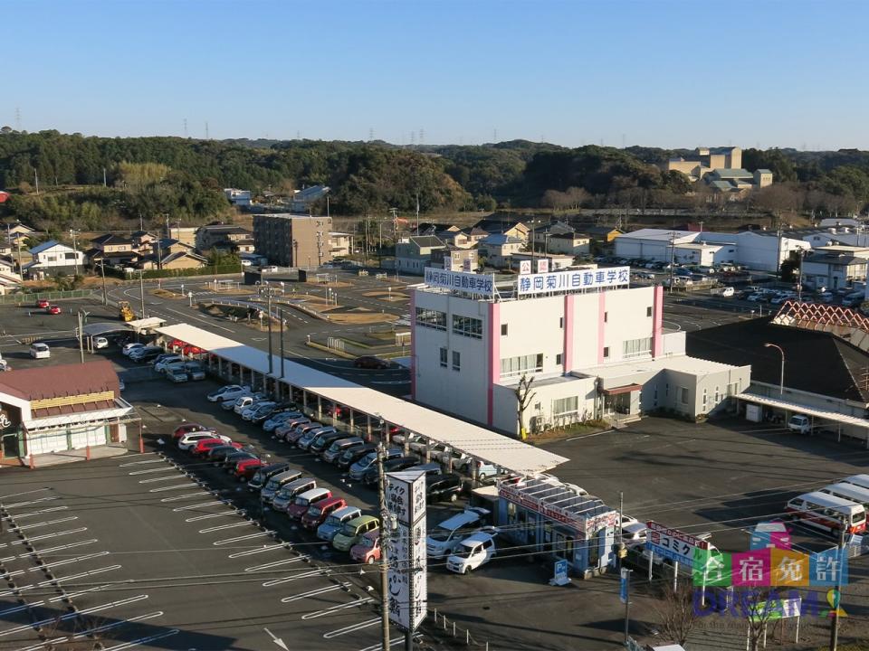 【30秒で教習所紹介】静岡菊川自動車学校  東名高速道路の菊川ICの目の前にある静岡菊川自動車学校。温暖な気候に恵まれたお茶の里にあり、その気候のためかスタッフもアットホームで暖かい人達ばかりです。JR東海道線菊川駅からスクールバス５分、東名高速菊川インター正面と好立地に恵まれ契約の２つのホテルは徒歩圏内で大変便利！！校内はアットホームな雰囲気、教習は楽しさの中にも厳しさもあり親切丁寧で親身な指導が