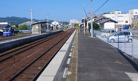 映画「竜とそばかすの姫」舞台の駅に特別装飾 土讃線伊野駅 - TRAICY（トライシー）