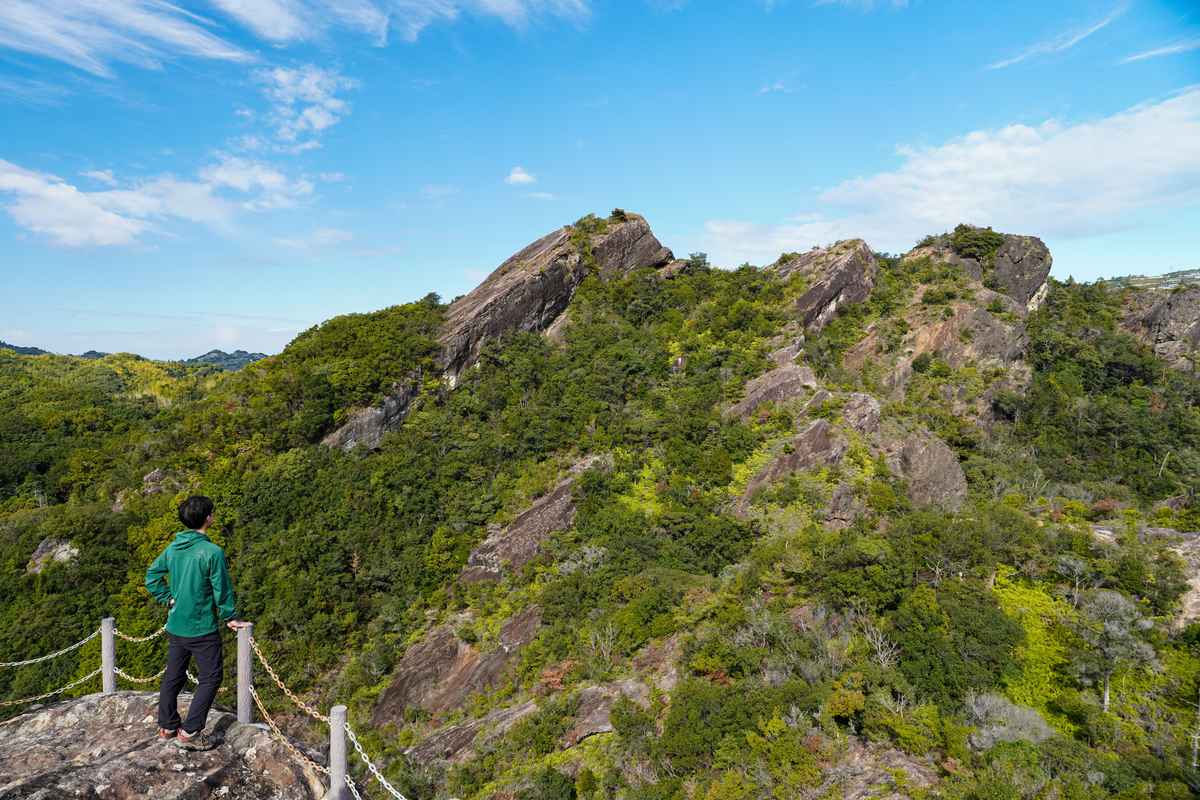 シエキノカワでピクニック＆キャンプ🏕️ 和歌山市駅から歩いて行ける紀の川の河川敷「シエキノカワひろば」で実施される社会実験イベント！  紀の川の魅力をたっぷり体験できるプログラムが今秋も開催！ まるで縁側のように、ハンモックや畳ベンチでゆったりくつろげる