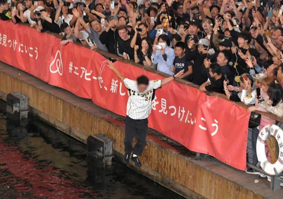 動画】阪神日本一決定で道頓堀に飛び込みしたスク水女性！実はオカマだった！ | はるかのエンタにっき