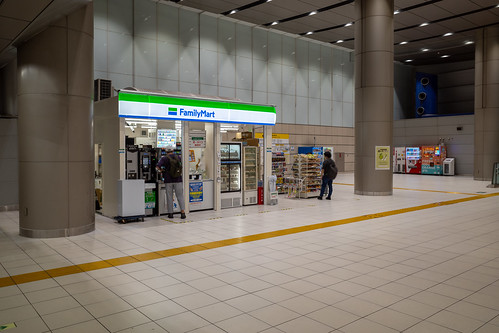 秋葉原駅 つくばエクスプレスの改札出てすぐ ファミリーマートの隣にある。