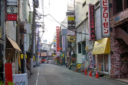 広島を代表する歓楽街「流川」の朝昼晩を観察する | to