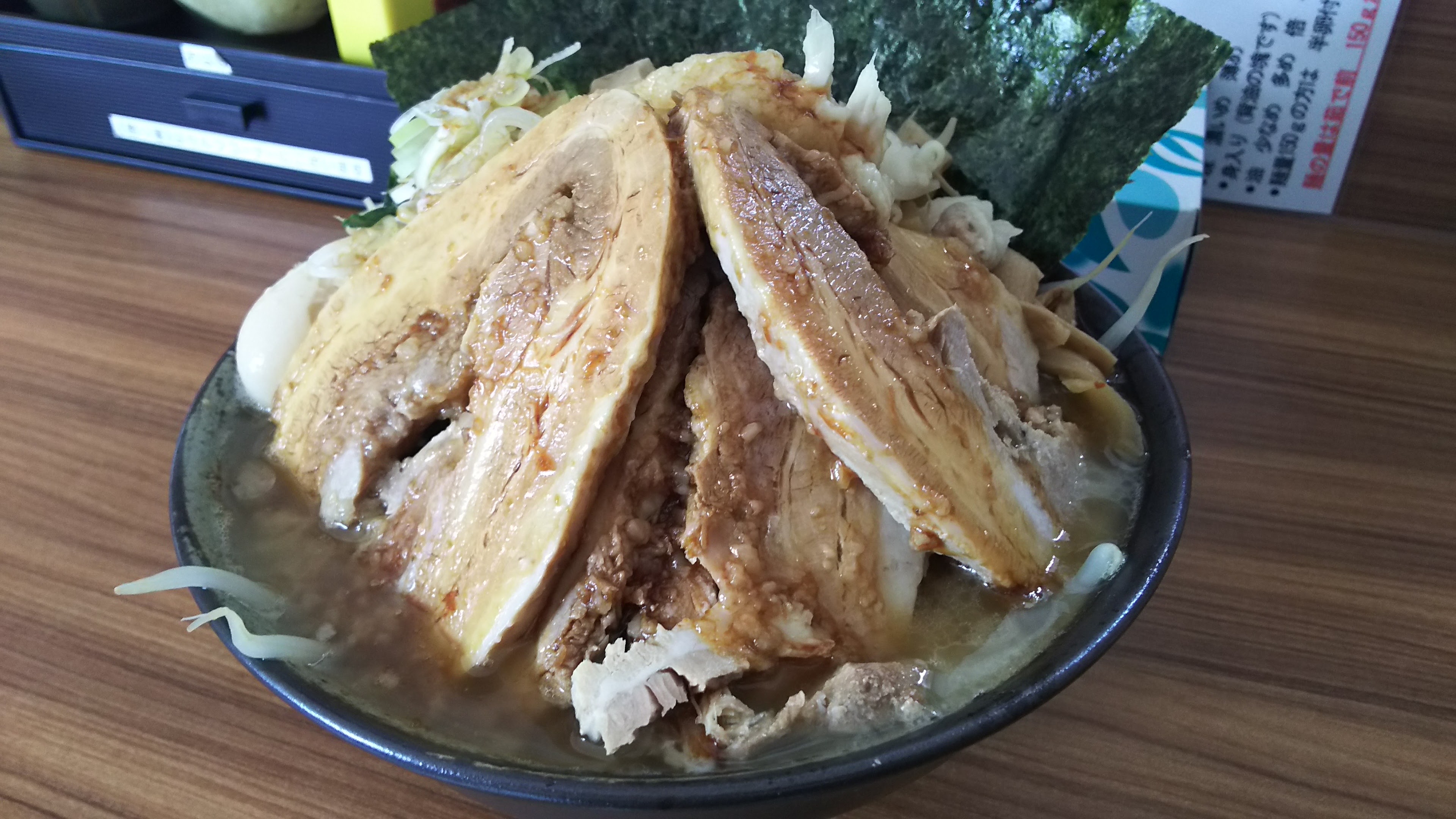 埼玉県さいたま市岩槻区の麺屋ひまりを訪れました。 東岩槻の燕三条背脂ラーメンの人気店です。 東武アーバンパークライン東岩槻駅北口から歩いたところにあります。 