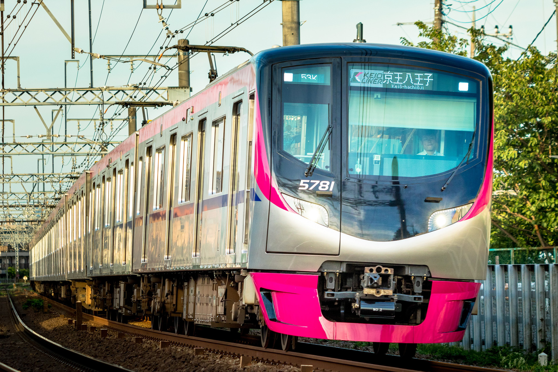 通過電車が動きます」特急がつつじヶ丘に一時停車 京王線 - YouTube