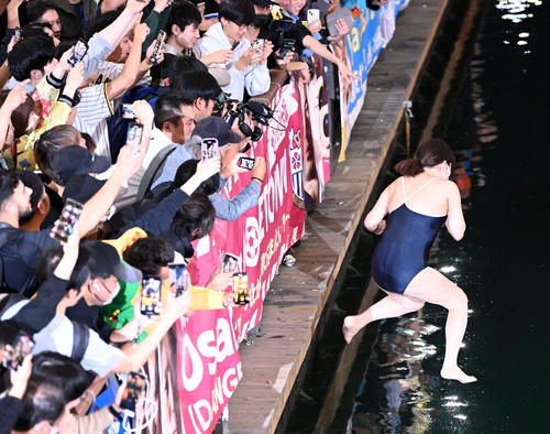 大阪・道頓堀ダイブまたダイブ スク水＆カーネル 警官１３００人厳戒態勢も止まらぬカオス/芸能/デイリースポーツ