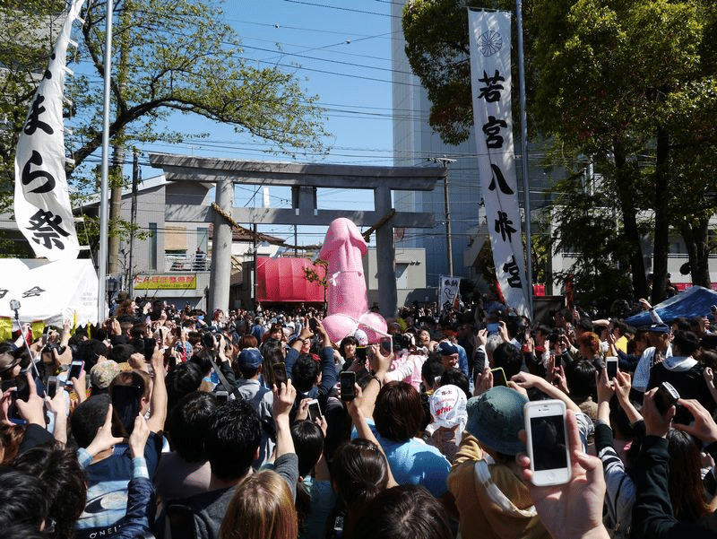 神奈川県川崎市 – 2023年4月2日：金山神社で行われる金丸祭りの風景。この祭りは「ペニス祭り」とも呼ばれています。」の動画素材（ロイヤリティフリー）1103701505  |