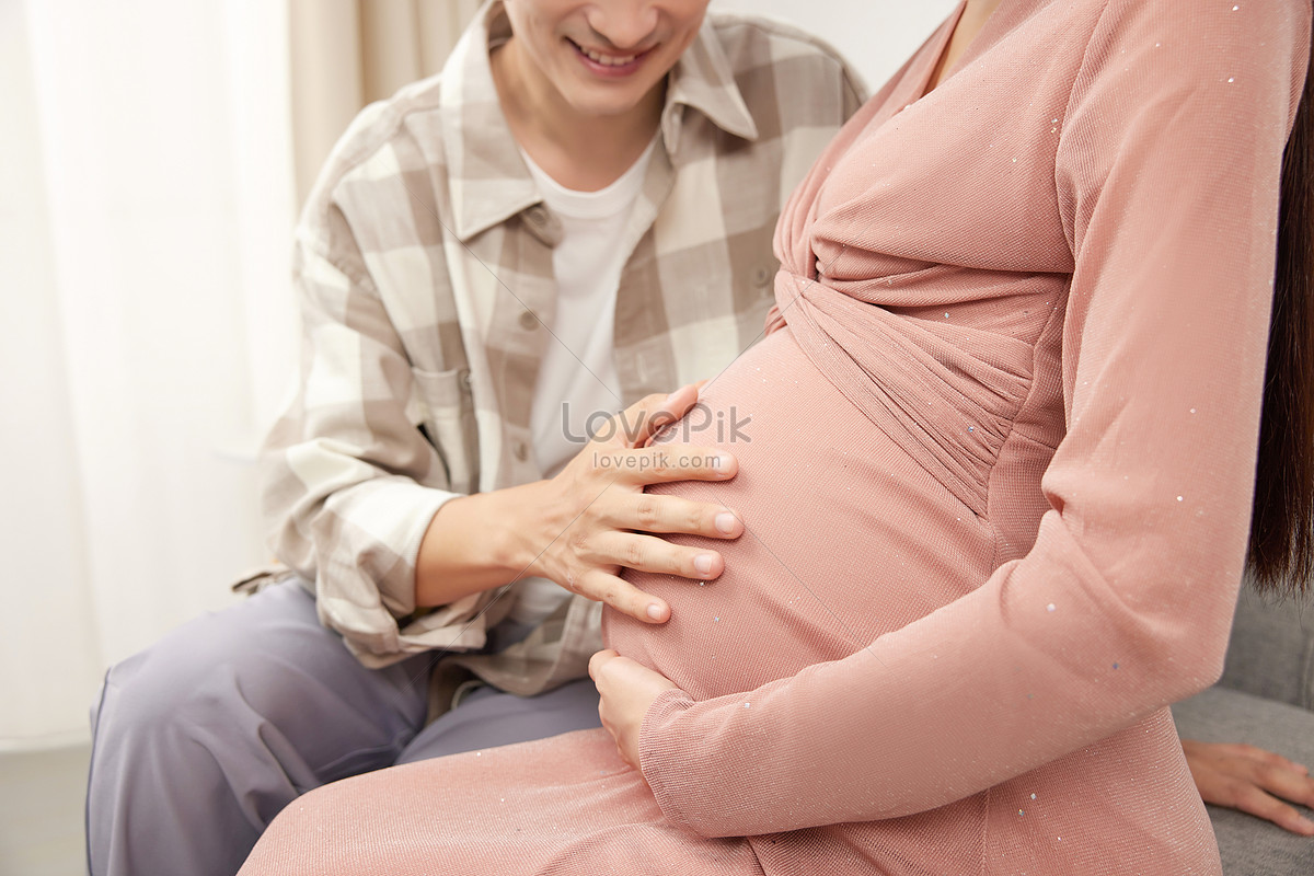 女性の体を愛撫する男。恋をしているカップル、前戯。の写真素材・画像素材 Image 103218852