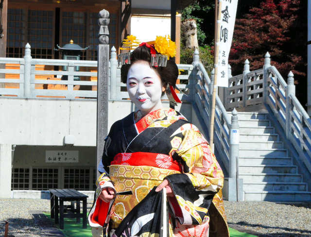 京都の花街で予約殺到の舞妓 賀川かのこ、AVデビュー！キモメンにわかめ酒でマン○をベロベロ舐めらるｗｗ - エロチカ