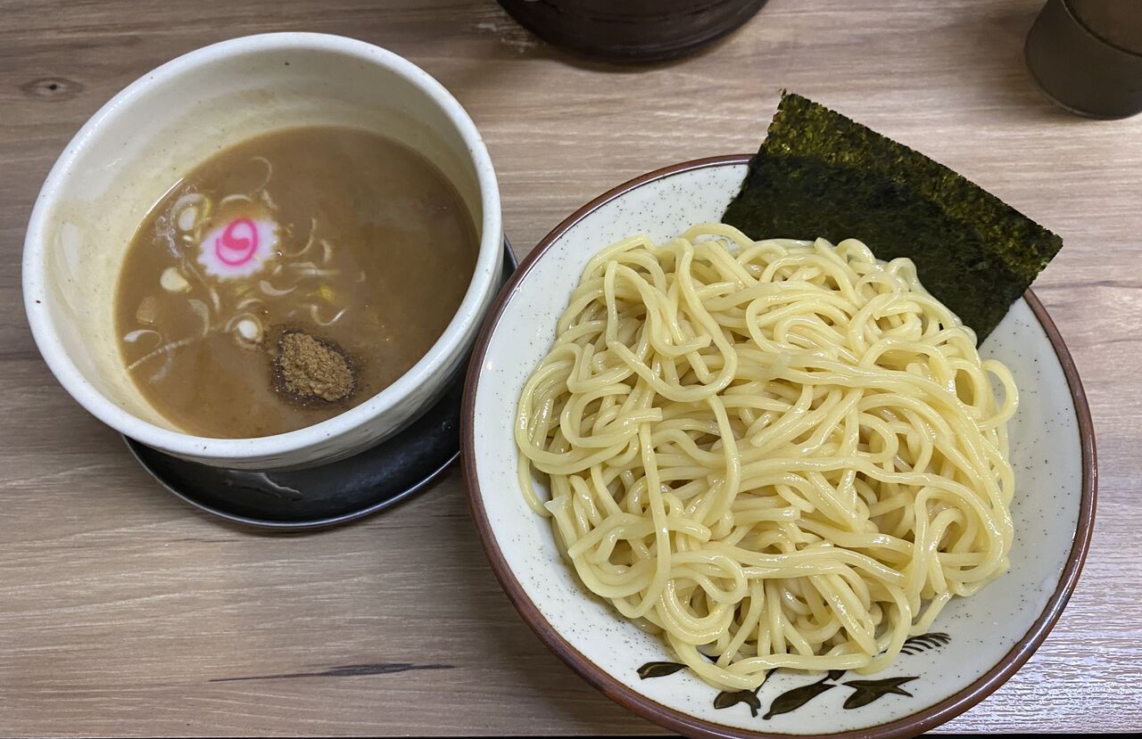 つけ麺の大盛りを注文したらあり得ない量が出てきた！ 重量2kg、「頼んだ以上は…」と意地で食べていたところ驚愕の真相が判明｜まいどなニュース